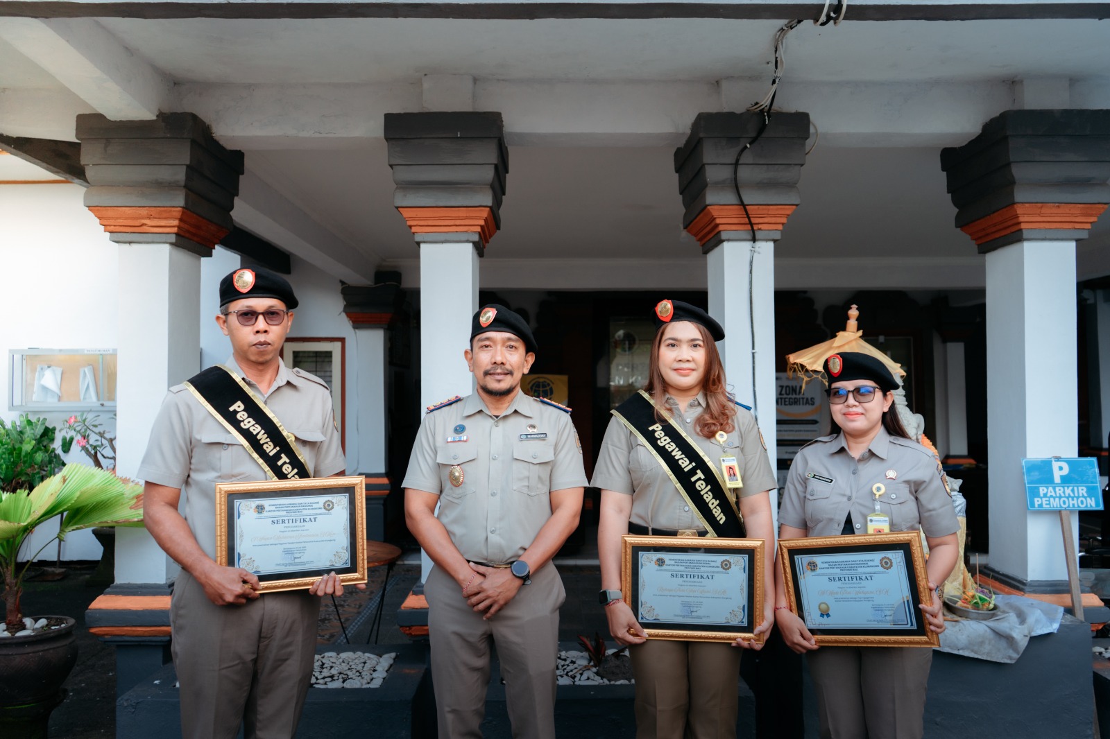 SEMARAPURA, BALINEWS.ID – Kantor Pertanahan Kabupaten Klungkung memberikan penghargaan kepada sejumlah pegawai berprestasi sebagai bentuk apresiasi atas dedika…