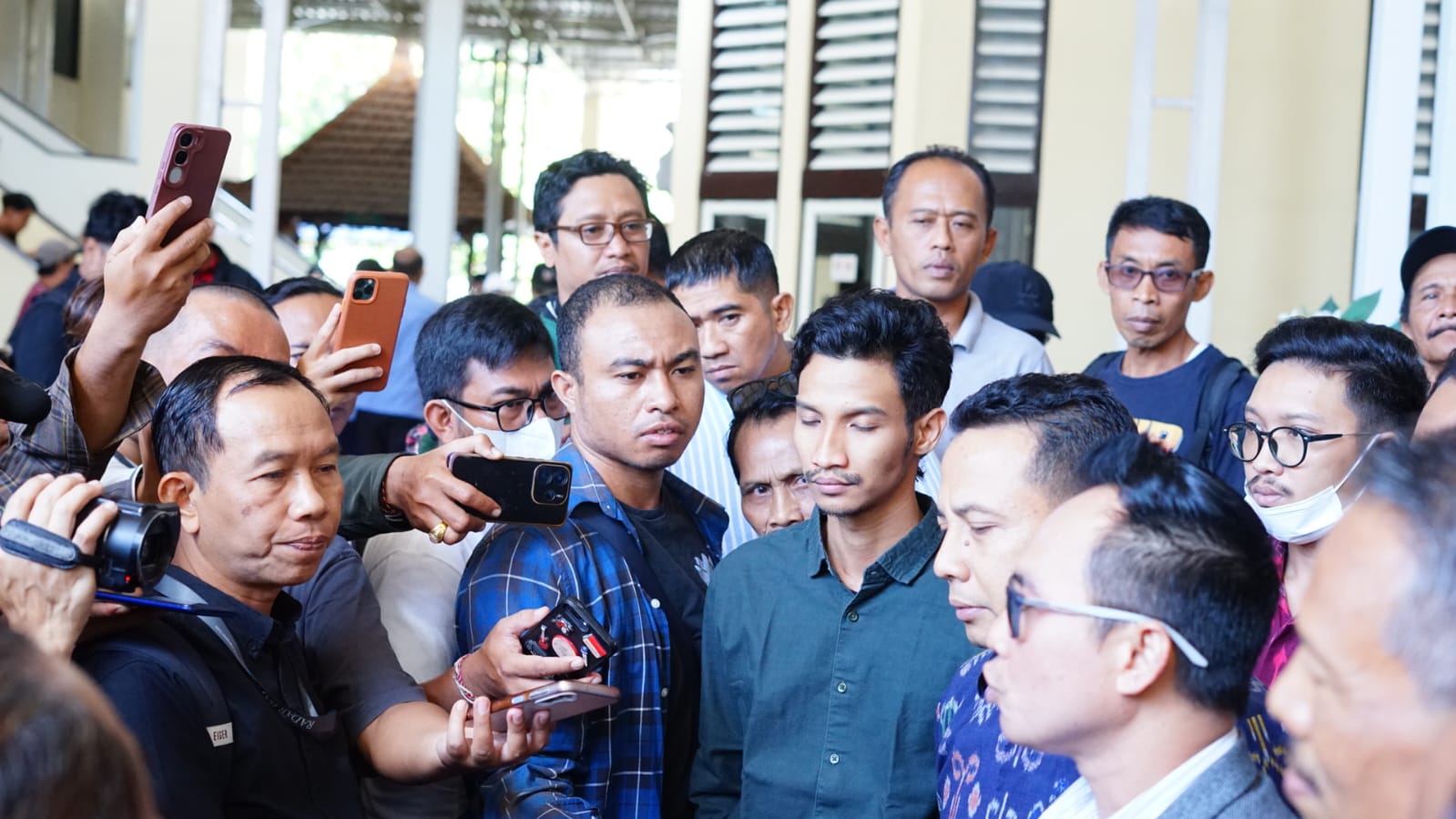 DENPASAR, BALINEWS.ID - Sidang perdana gugatan perdata senilai Rp25 miliar yang diajukan advokat Togar Situmorang terhadap empat perusahaan media di Bali berla…