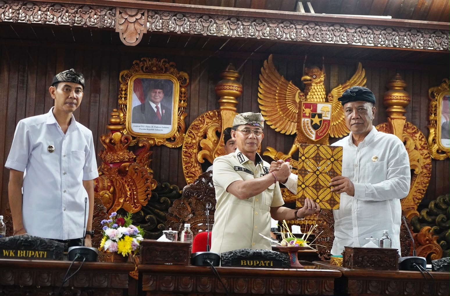 SEMARAPURA, BALINEWS.ID – DPRD Kabupaten Klungkung bersama Pemerintah Kabupaten Klungkung resmi menyepakati tiga Rancangan Peraturan Daerah (Ranperda) inisiati…