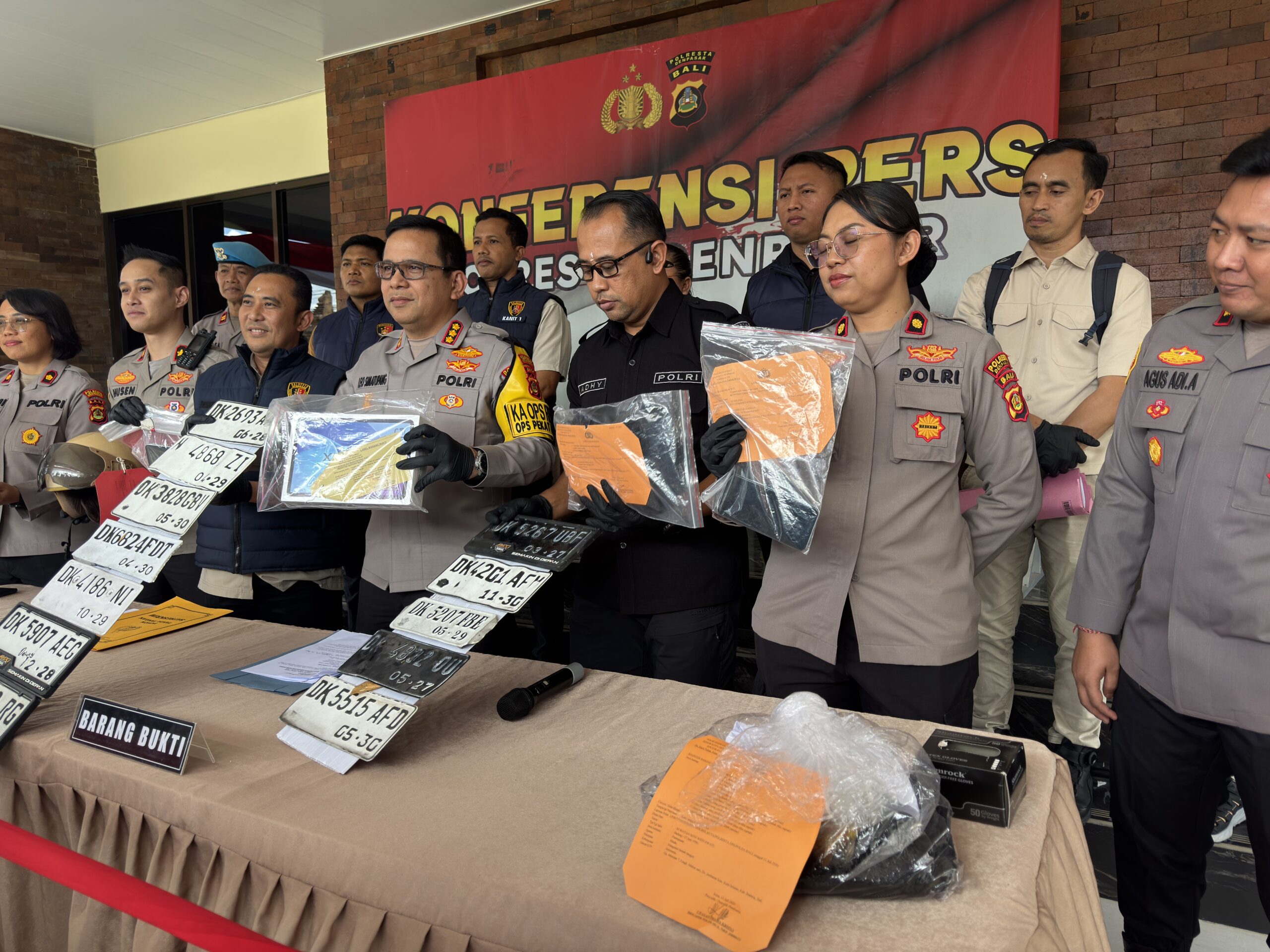 DENPASAR, BALINEWS.ID – Jajaran Polsek Denpasar Barat berhasil membongkar komplotan pencurian kendaraan bermotor yang melibatkan hubungan keluarga. Seorang aya…