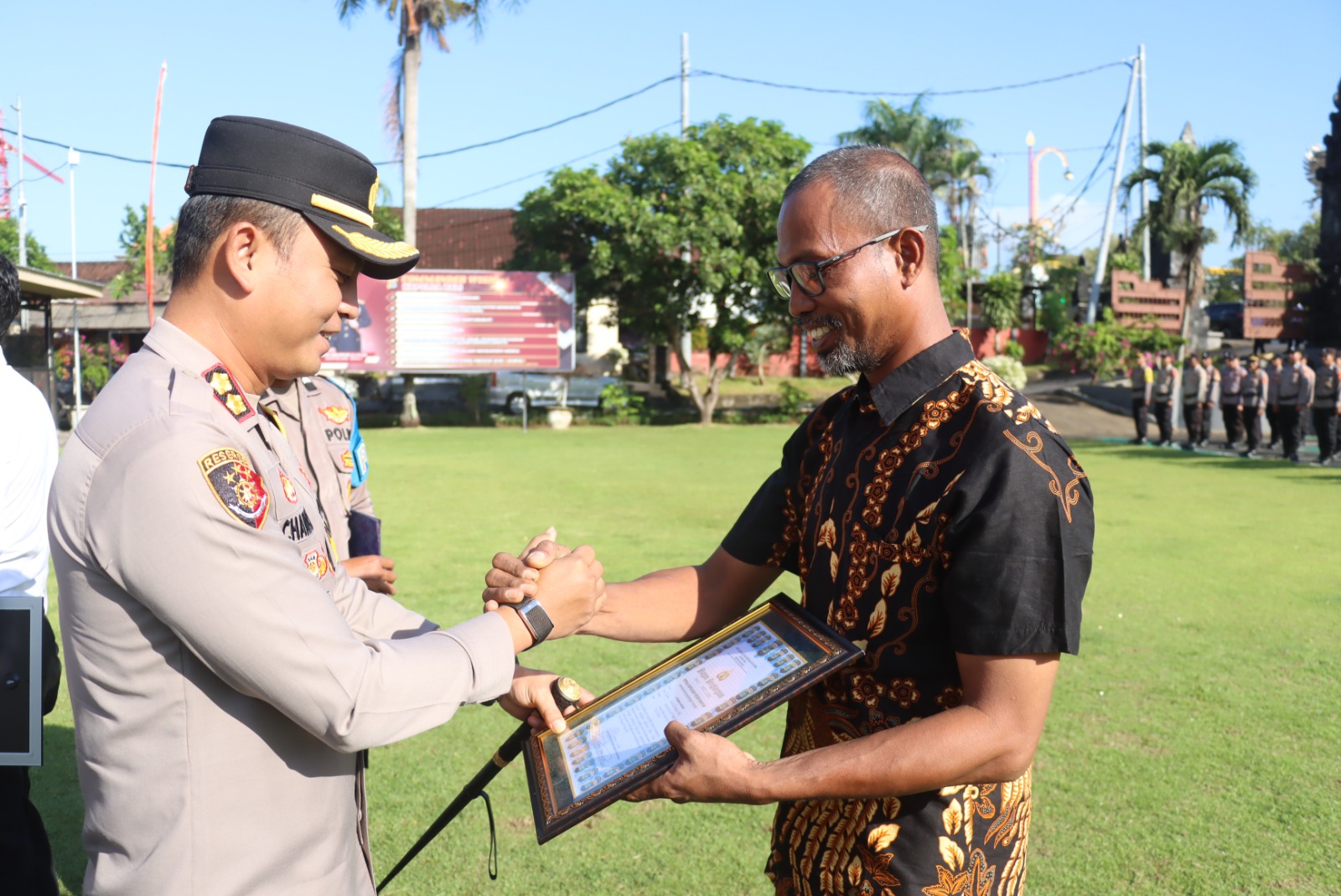 Bos Dinamo Nyoman Ariawan Terima Penghargaan dari Kapolres Gianyar, Bantu Perbaiki Kendaraan Polsek Blahbatuh
