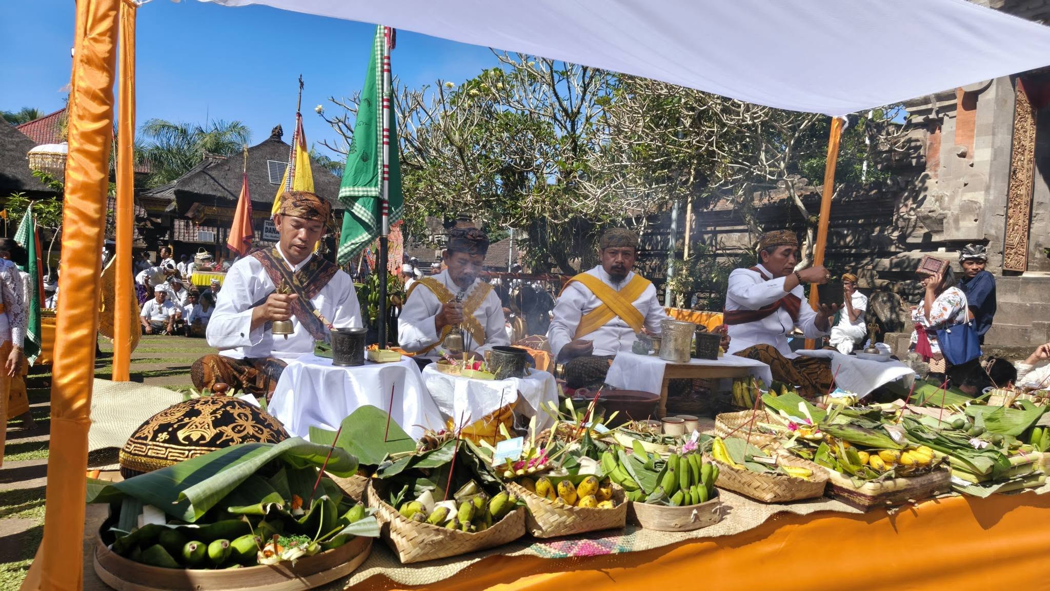 LUMAJANG, BALINEWS.ID – Suasana khidmat menyelimuti Puncak Karya Pujawalikrama Pura Mandara Giri Semeru Agung di Kecamatan Senduro, Kabupaten Lumajang, Jawa Ti…