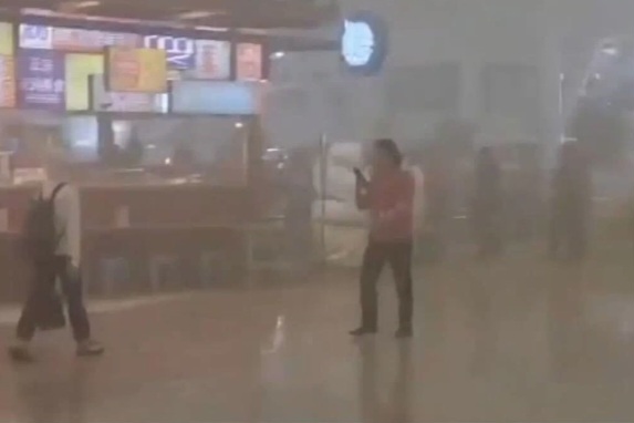 BADUNG, BALINEWS.ID – Kepulan asap menyelimuti salah satu gerai komersial di lantai 2 Terminal Internasional Bandara I Gusti Ngurah Rai, Tuban, Kuta, Badung, K…