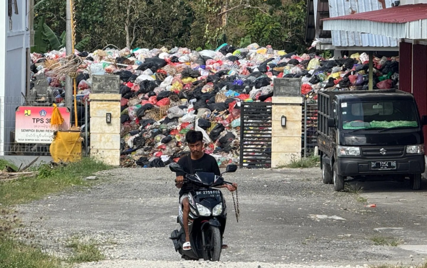 BADUNG, BALINEWS.ID – Aktivitas di Tempat Pengolahan Sampah Reduce, Reuse, Recycle (TPS3R) Bumi Resik Asri, Banjar Sempidi, Kecamatan Mengwi, Kabupaten Badung,…