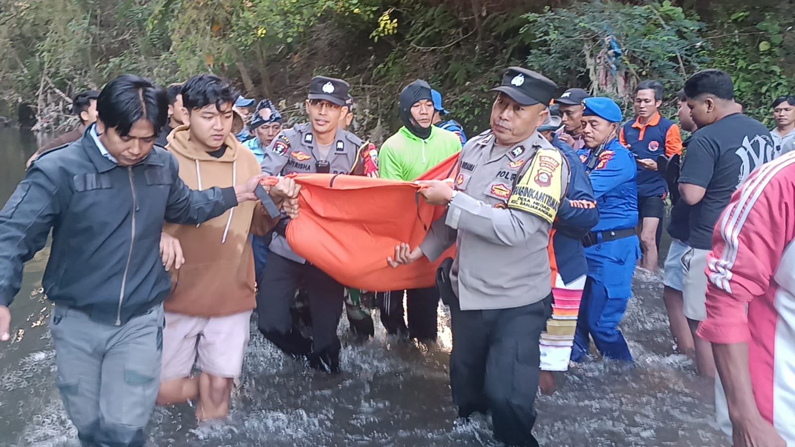 SEMARAPURA, BALINEWS.ID – Setelah sempat dilaporkan hilang saat mandi di aliran sungai, seorang warga asal Desa Negari, Kecamatan Banjarangkan, akhirnya ditemu…