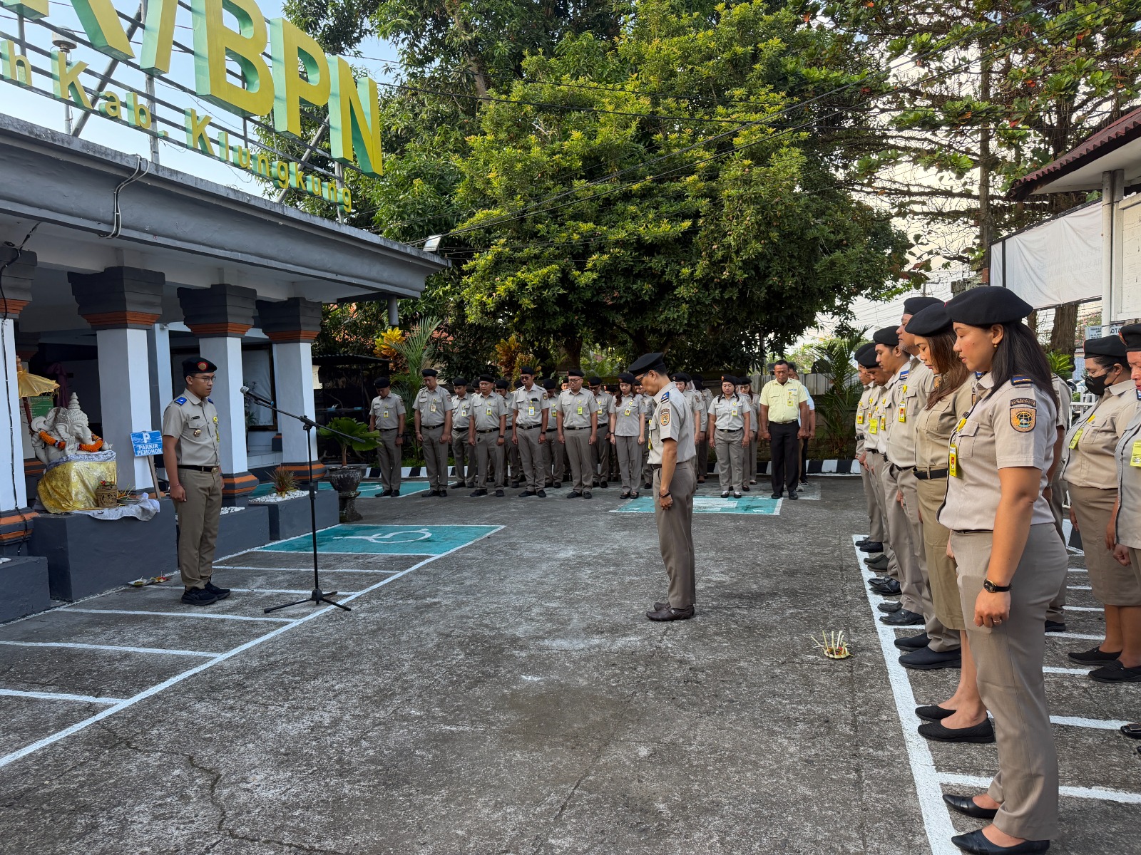 SEMARAPURA, BALINEWS.ID – Kantor Pertanahan Kabupaten Klungkung kembali menggelar apel pagi rutin pada Senin (6/7/2026) di halaman kantor. Kegiatan yang diikut…