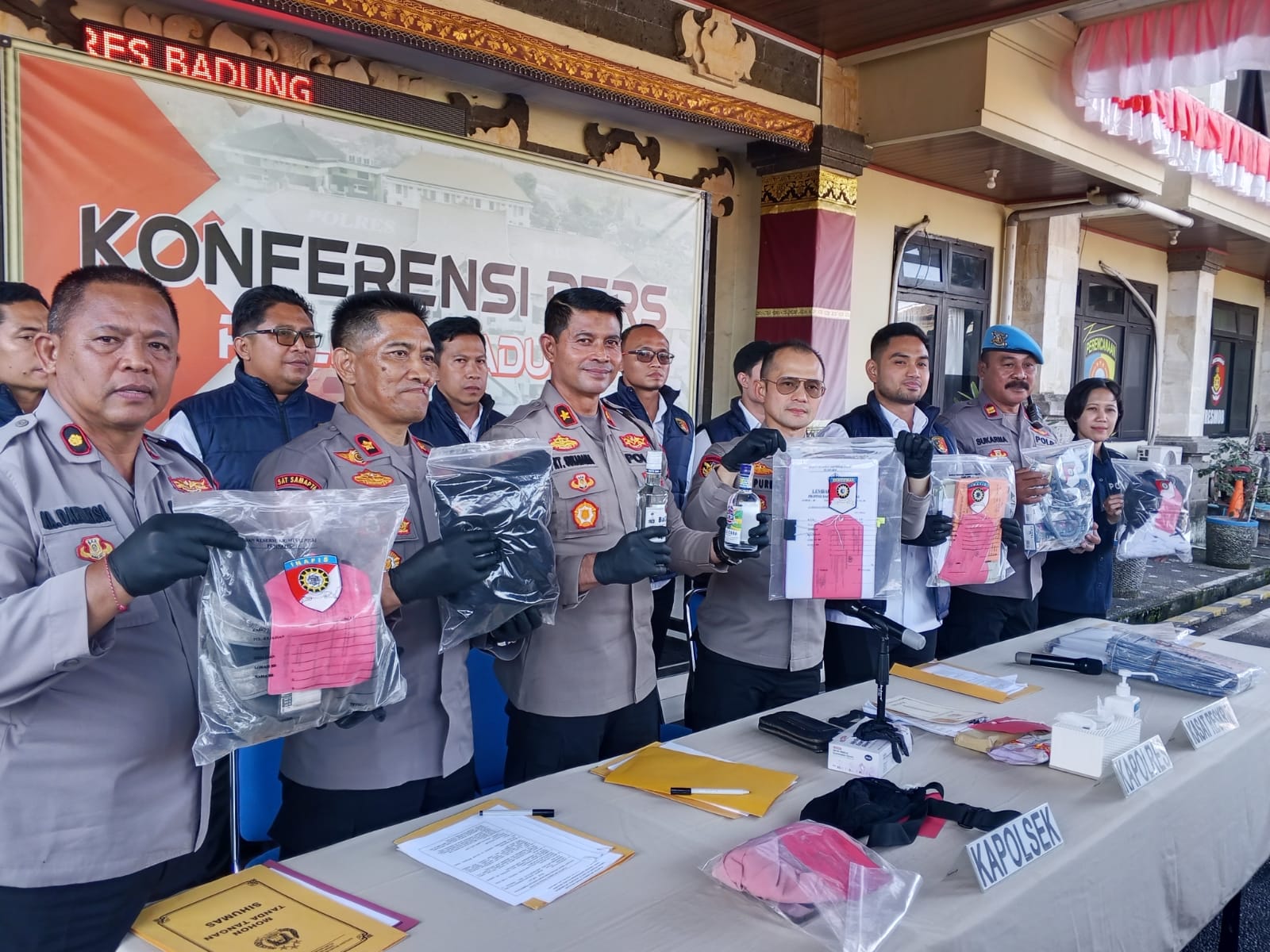 BADUNG, BALINEWS.ID – Kepolisian Resor Badung mengungkap 17 kasus pencurian yang terjadi sepanjang Juni 2026. Dalam operasi tersebut, sebanyak 17 pelaku berhas…