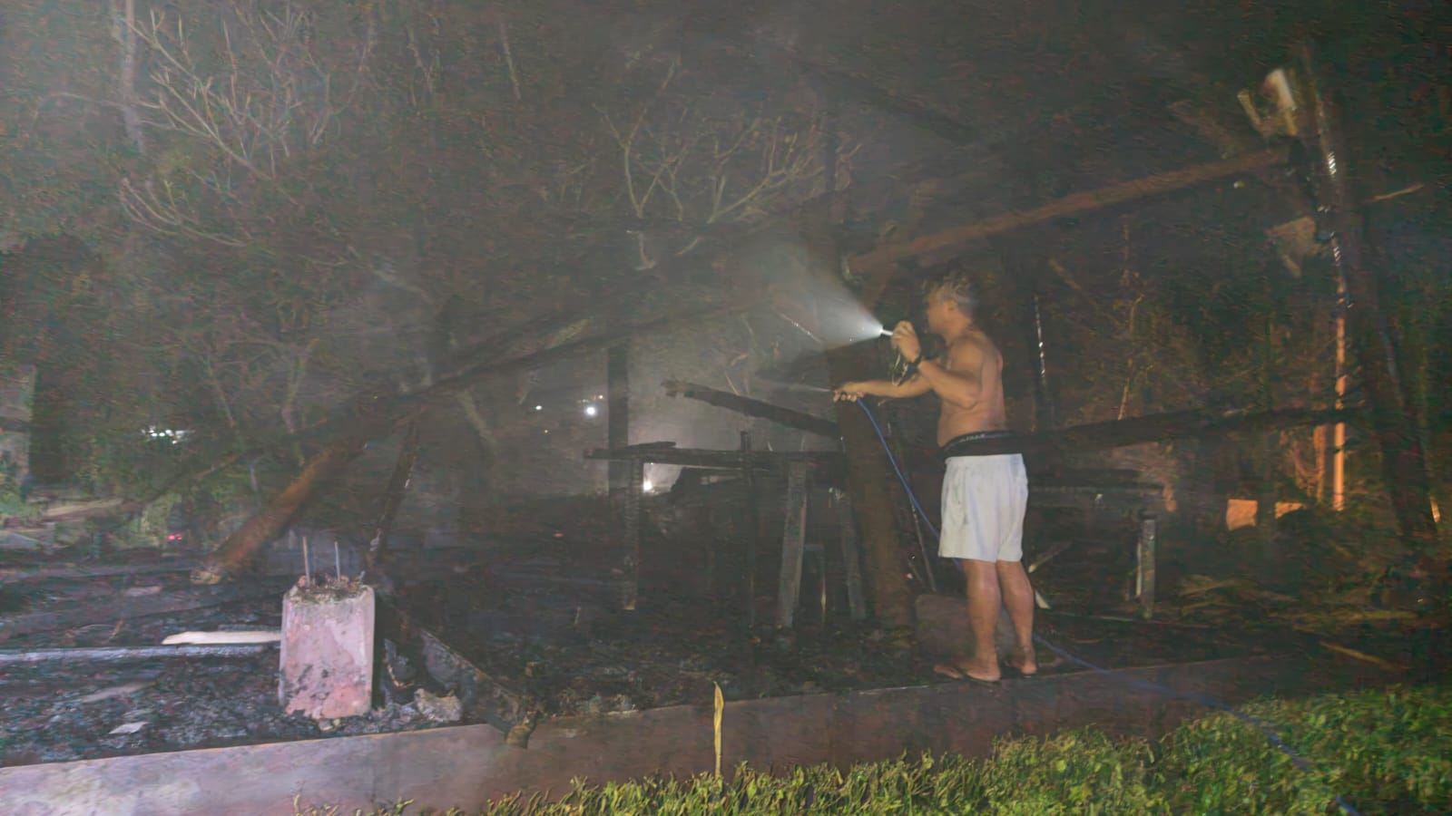 SEMARAPURA, BA – Kebakaran melanda bangunan restoran milik The Jingga Villas yang berlokasi di Desa Lembongan, Kecamatan Nusa Penida, Kabupaten Klungkung, Rabu…