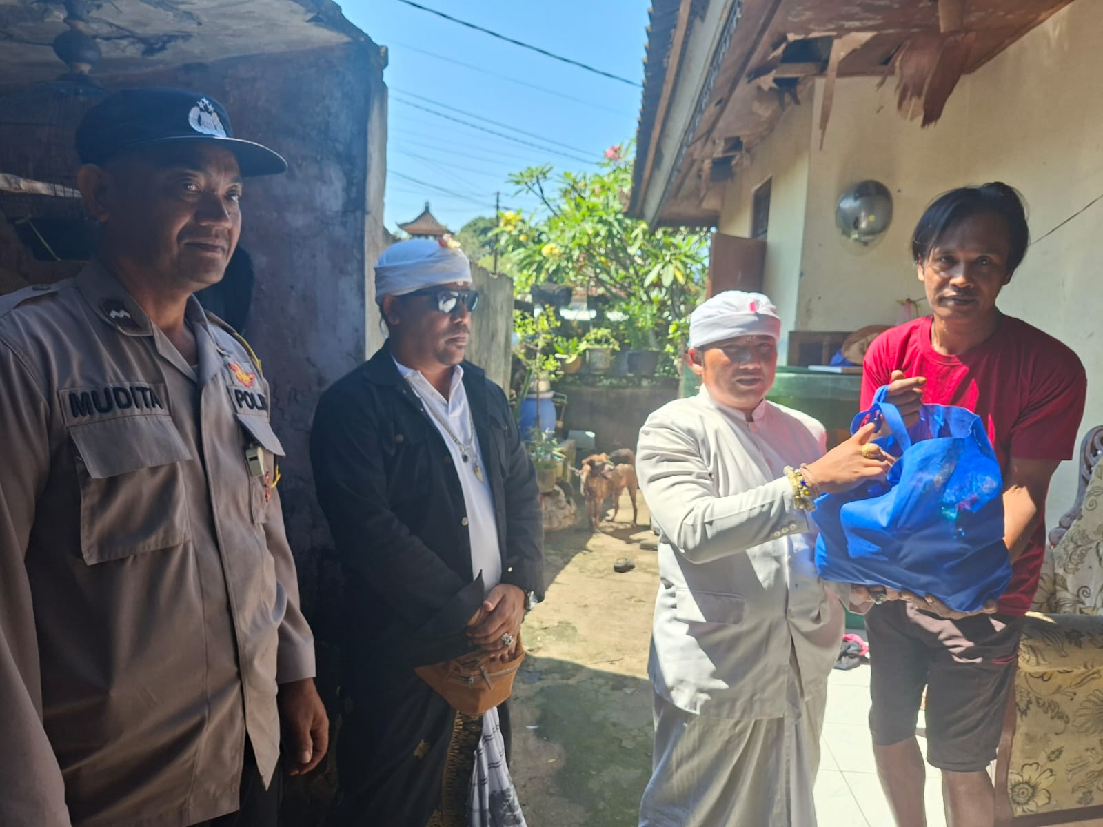 KLUNGKUNG, BALINEWS.ID – Kepedulian terhadap sesama terus diwujudkan Jro Mangku Pura Goa Lawah, Gede Puja Astawa, melalui aksi sosial berupa pembagian paket se…