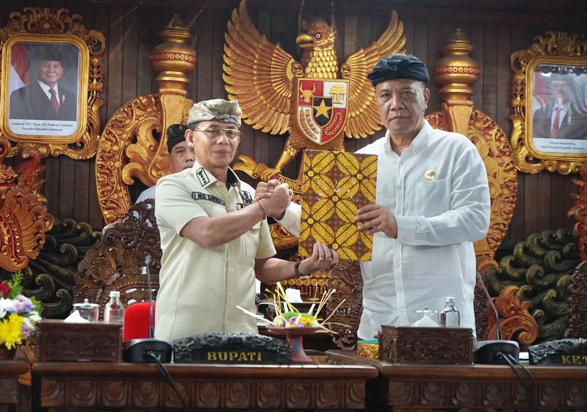SEMARAPURA, BALINEWS.ID – Dewan Perwakilan Rakyat Daerah (DPRD) Kabupaten Klungkung kembali menorehkan capaian legislasi dengan mengesahkan tiga Rancangan Pera…