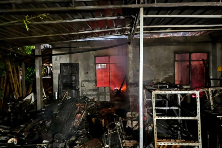 BADUNG, BALINEWS.ID – Kebakaran melanda sebuah rumah warga di kawasan Taman Griya, Jalan Danau Beratan Timur Nomor 18, Jimbaran, Kecamatan Kuta Selatan, Kabupa…