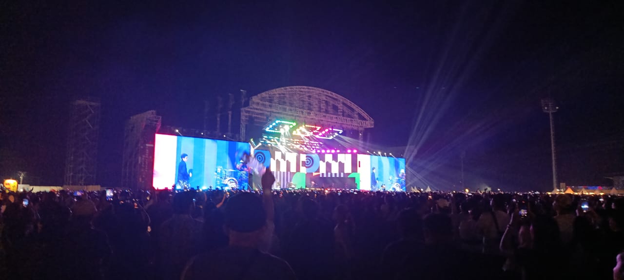 Mesin Waktu di Lapangan BUTC: Ribuan Fans Bernostalgia di Konser Sheila On 7
