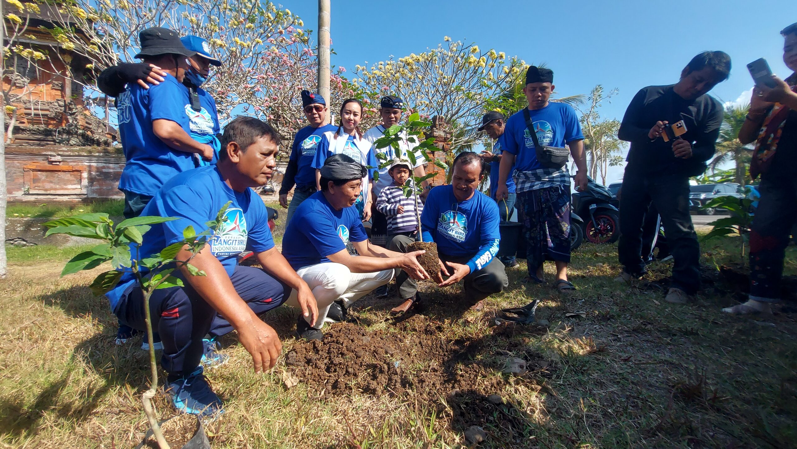 Demokrat Bali Kerahkan 250 Kader Bersihkan Pura Rambut Siwi, Desak Sampah Dituntaskan dari Desa