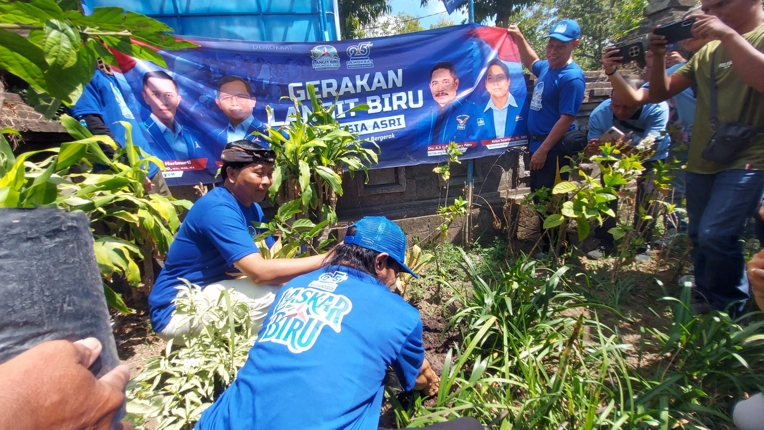 Demokrat Bali Tanam 75 Pohon, Dorong Sampah Dikelola dari Desa