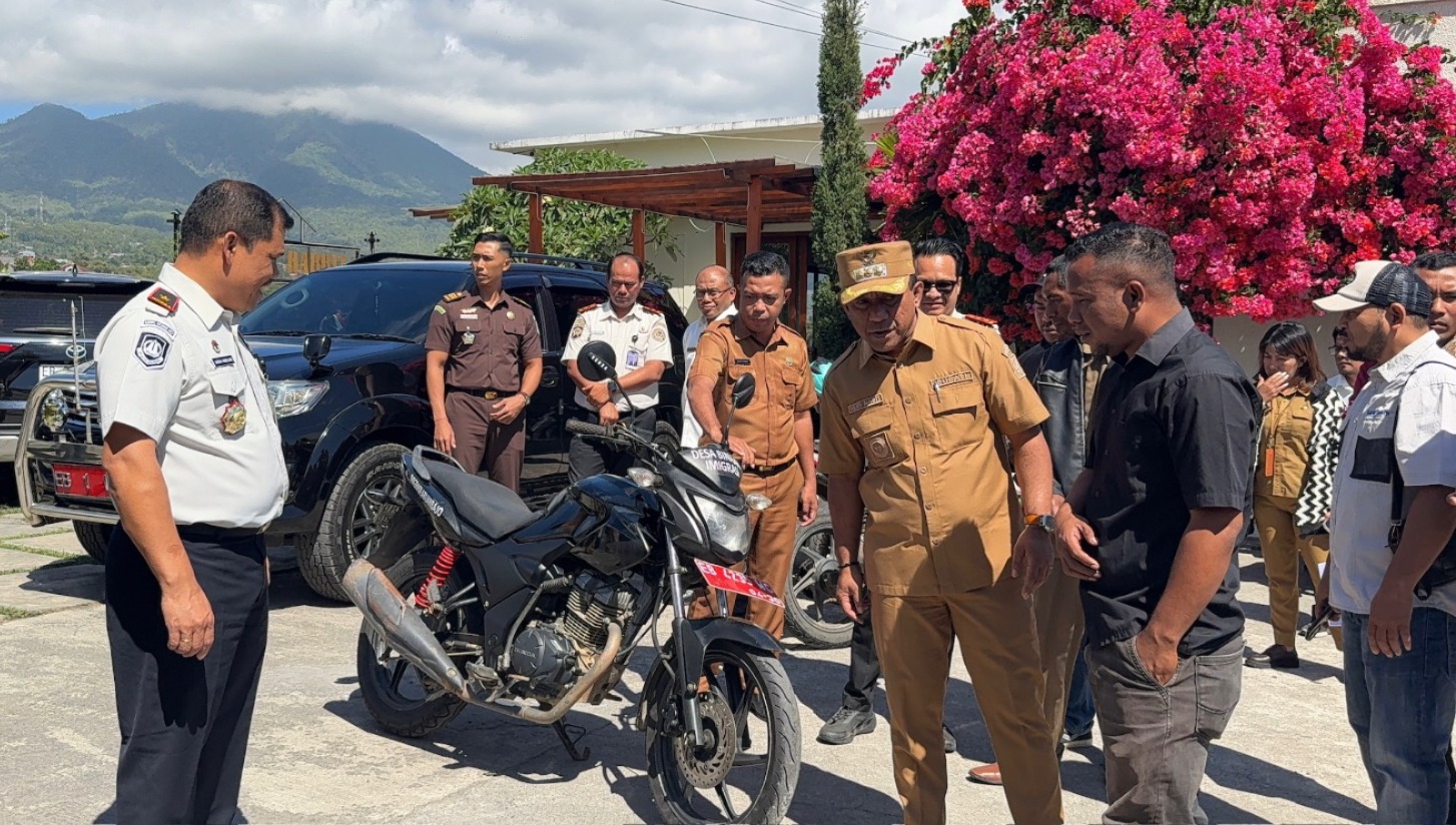 BALINEWS.ID, RUTENG — Kantor Imigrasi Kelas II TPI Labuan Bajo menyerahkan hibah kendaraan bermotor operasional kepada lima Desa Binaan Imigrasi di Kabupaten M…