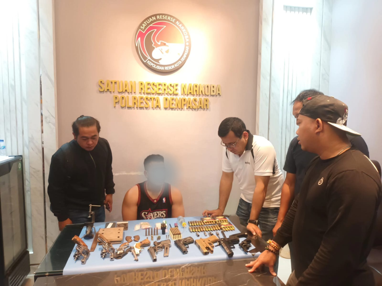 DENPASAR, BALINEWS.ID – Pengungkapan dugaan penyalahgunaan narkotika oleh Satuan Reserse Narkoba Polresta Denpasar mengungkap temuan lain yang mengejutkan. Pol…