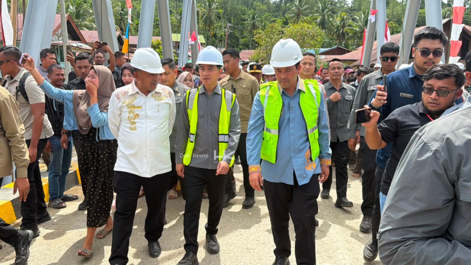 BALINEWS.ID, ACEH TENGAH – Wakil Presiden Republik Indonesia Gibran Rakabuming Raka meninjau langsung proses rehabilitasi Jembatan Lumut di Desa Lumut, Kecamat…