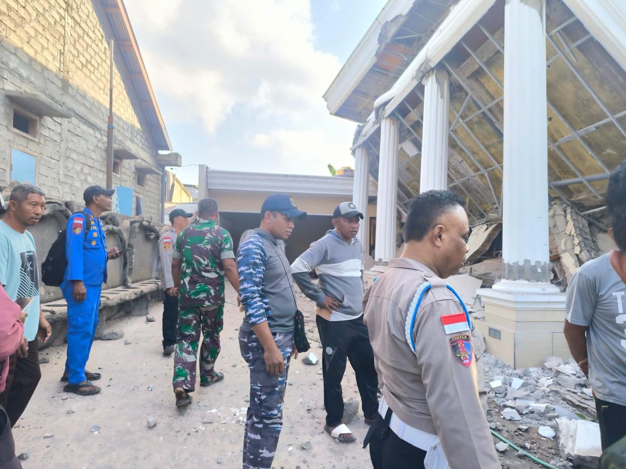 JAKARTA, BALINEWS.ID – Korban meninggal dunia akibat gempa bumi berkekuatan magnitudo (M) 7,7 yang mengguncang wilayah Nusa Tenggara Timur (NTT) bertambah menj…