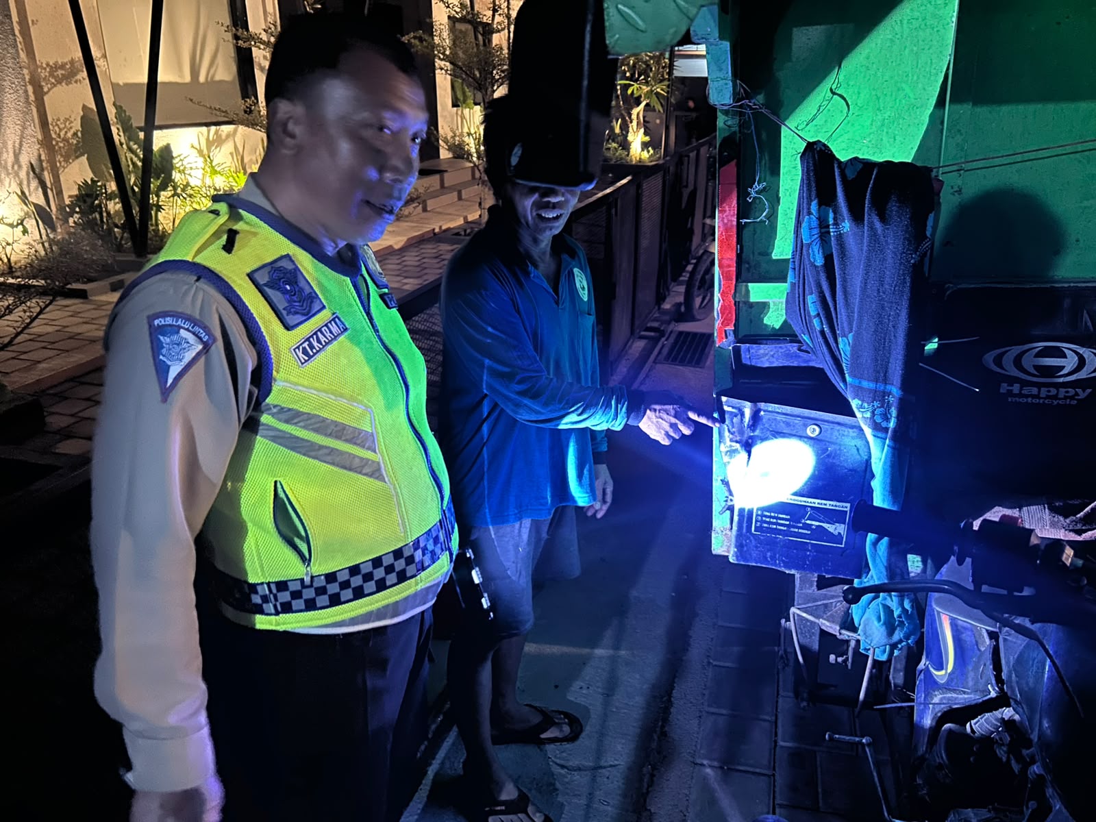 DENPASAR, BALINEWS.ID — Kecelakaan lalu lintas terjadi di Jalan Tukad Pancoran, tepat di depan Toko Bangunan Puji Km 7, Denpasar, Bali, Selasa (18/8/2026) seki…