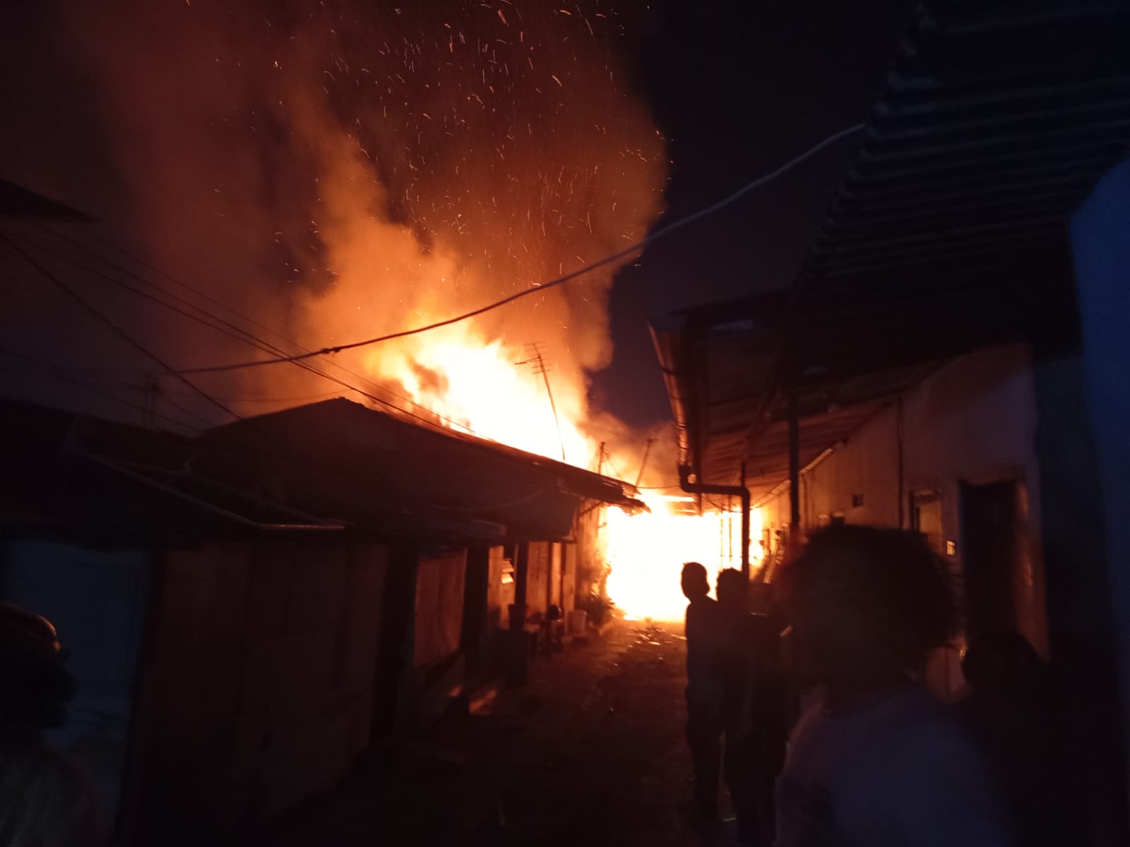 DENPASAR, BALINEWS.ID — Empat kamar kos semi permanen di Jalan Malboro XIV, Desa Pemecutan Klod, Kecamatan Denpasar Barat, Kota Denpasar, ludes terbakar pada S…