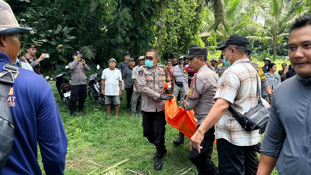 KLUNGKUNG, BALINEWS.ID – Warga Dusun Sangging, Desa Akah, Klungkung, I Ketut Tambun (62), ditemukan meninggal dunia di sebuah jalan setapak di sebelah timur ku…