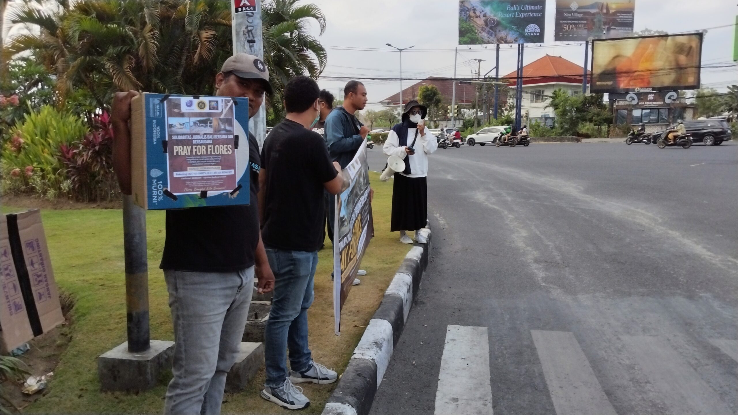 DENPASAR, BALINEWS.ID — Puluhan jurnalis yang tergabung dalam Solidaritas Jurnalis Bali (SJB) turun ke jalan menggalang dana untuk membantu korban gempa bumi d…