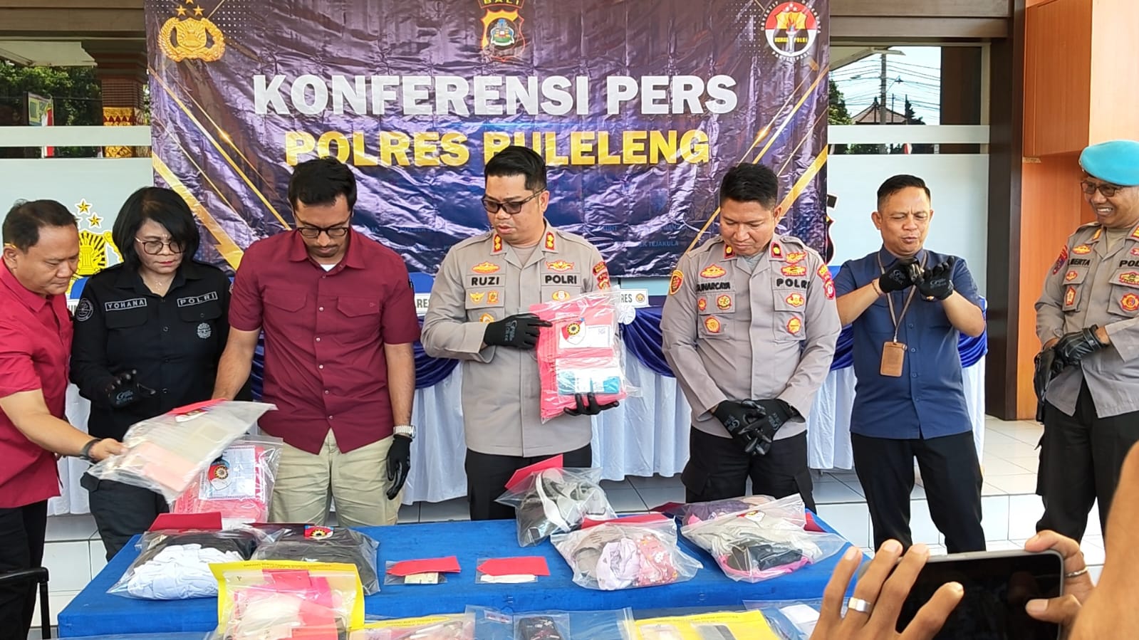SINGARAJA, BALINEWS.ID – Tren membuat konten di media sosial dimanfaatkan seorang guru honorer di Kabupaten Buleleng untuk menjalankan aksi pencurian. Pelaku b…