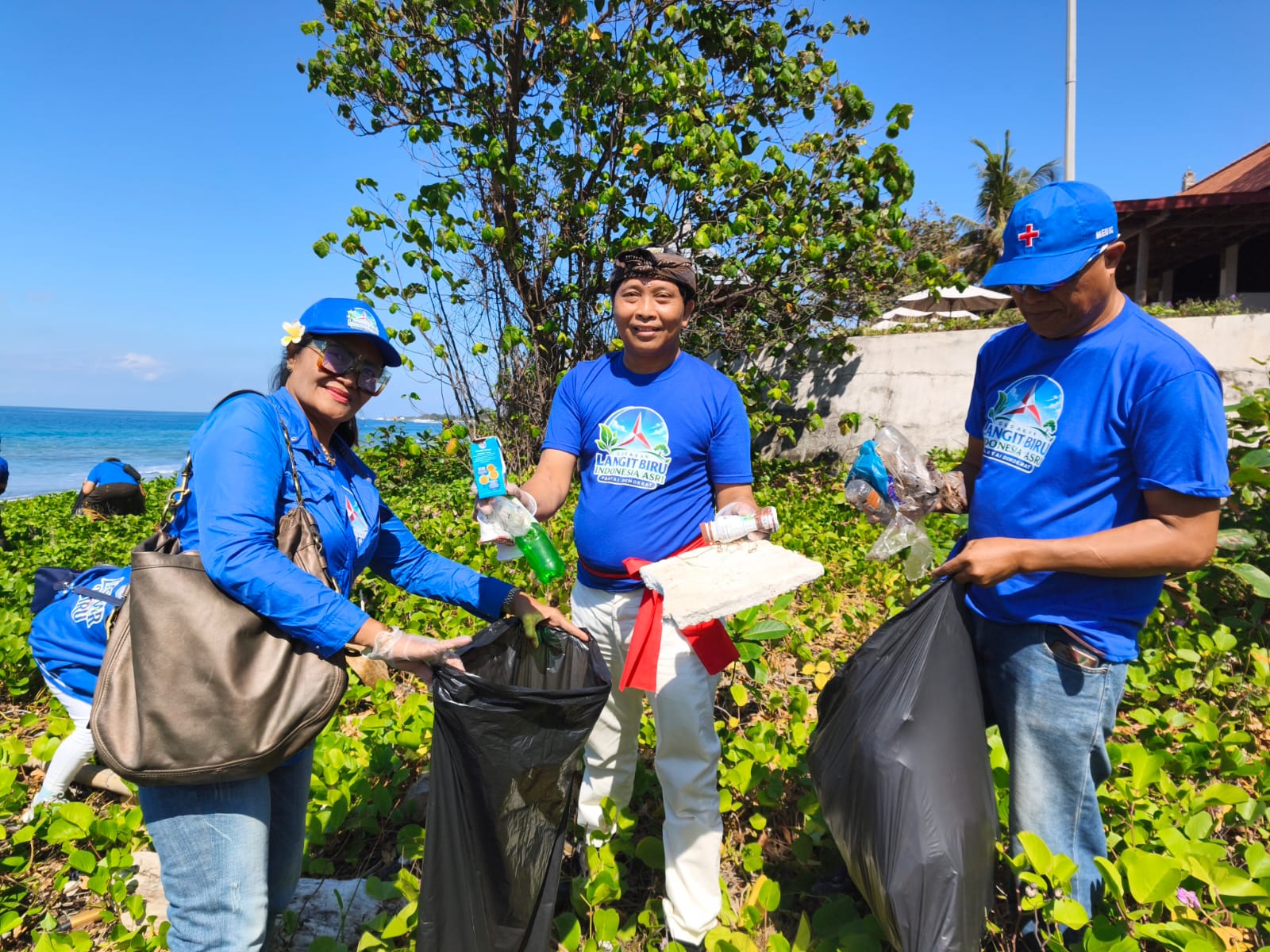 Demokrat Gerak Bersihkan Pantai, dari Goa Lawah hingga Jasri