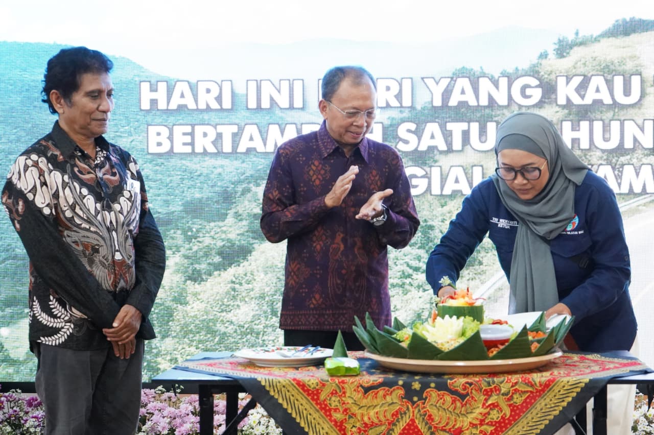 DENPASAR, BALINEWS.ID — Gubernur Bali Wayan Koster menghadiri puncak peringatan HUT ke-14 Ikatan Wartawan Online (IWO) sekaligus HUT ke-1 IWO Bali di Aula Dina…