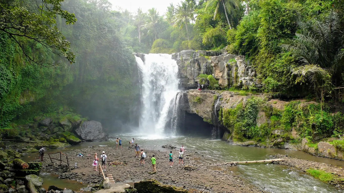 11 Air Terjun Terbaik di Bali Versi Balinews.id, Peringkat #3: Air Terjun Tegenungan, Gianyar, Bali.