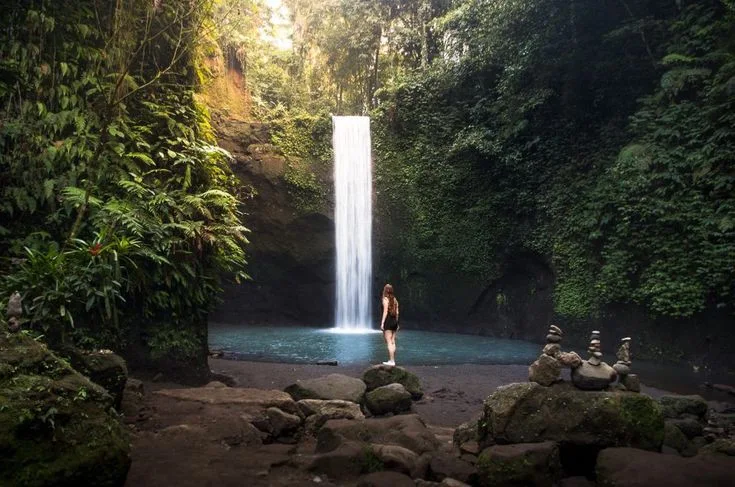 BALINEWS.ID – Oase Tersembunyi di Bangli yang Menghadirkan Kedamaian di Tengah Hutan Tropis. Jika Air Terjun Aling-Aling dikenal sebagai surga para pencinta ad…