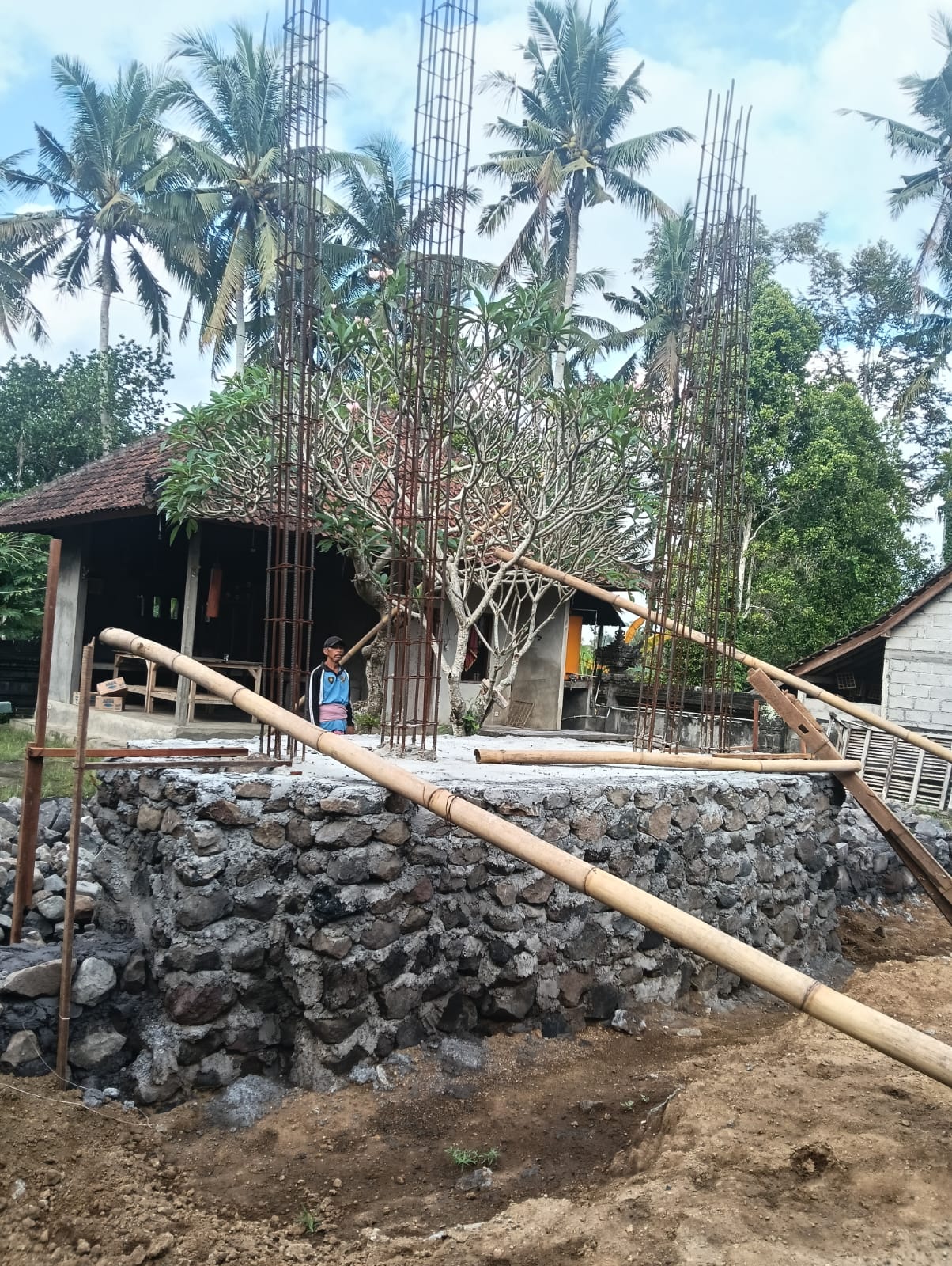 SEMARAPURA, BALINEWS.ID – Proyek pembangunan Gelung Kori Pura Dalem Gaduh di Banjar Adat Tusan Kangin, Desa Tusan, Kecamatan Banjarangkan, Klungkung, belum dap…