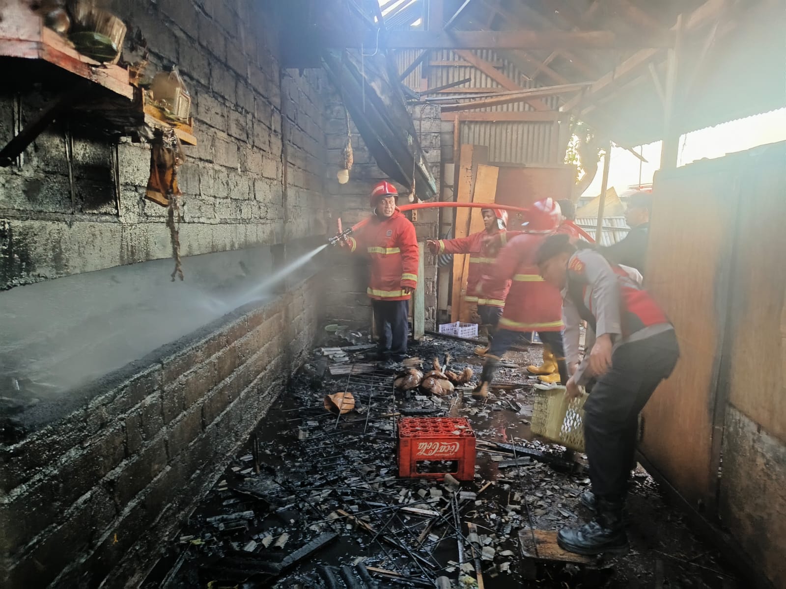 KLUNGKUNG, BALINEWS.ID  – Tempat pemanggangan ayam milik I Nyoman Suarna, 48, di Banjar Selat, Desa Banjarangkan, Kecamatan Banjarangkan, Klungkung, terbakar p…
