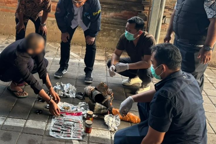 DENPASAR, BALINEWS.ID – Badan Narkotika Nasional Provinsi (BNNP) Bali membongkar peredaran empat jenis narkotika yang diduga dikendalikan jaringan internasiona…