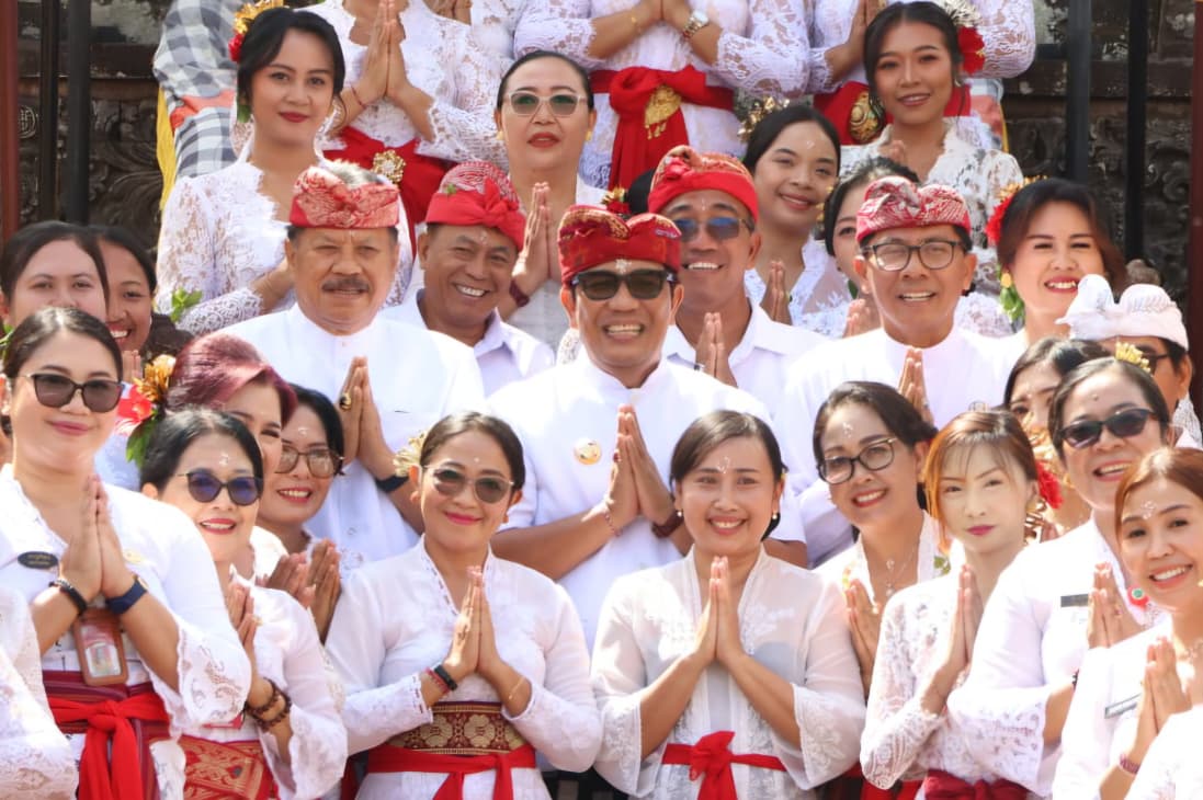 TABANAN, BALINEWS.ID - Nuansa kebersamaan dan keharmonisan mewarnai rangkaian Upacara Pujawali Ring Tri Kahyangan Desa Adat Kota Tabanan, saat jajaran Pemerint…