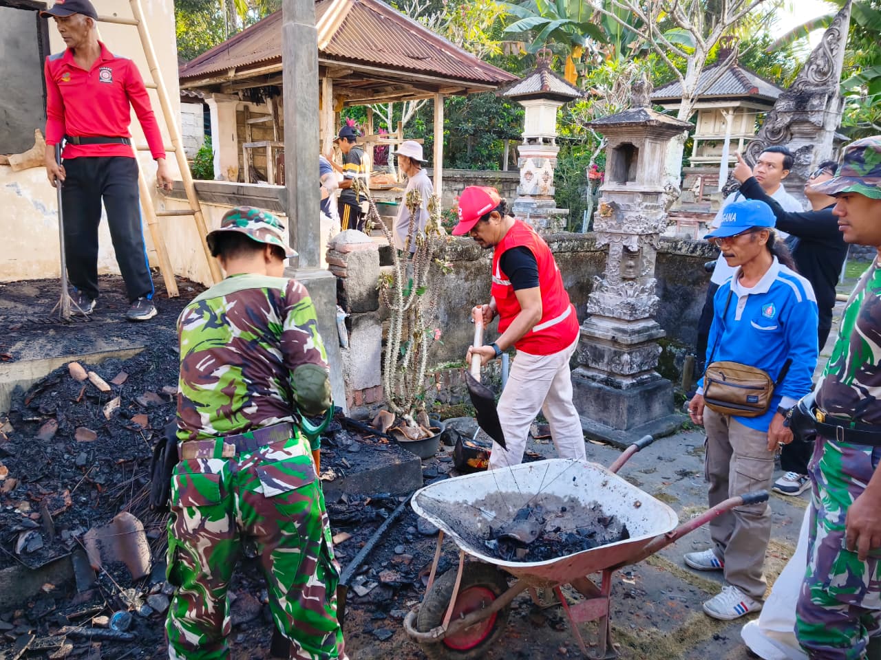 KLUNGKUNG, BALINEWS.ID – Kepedulian terhadap warga yang tertimpa musibah kembali ditunjukkan Palang Merah Indonesia (PMI) Kabupaten Klungkung. Bersama unsur pe…
