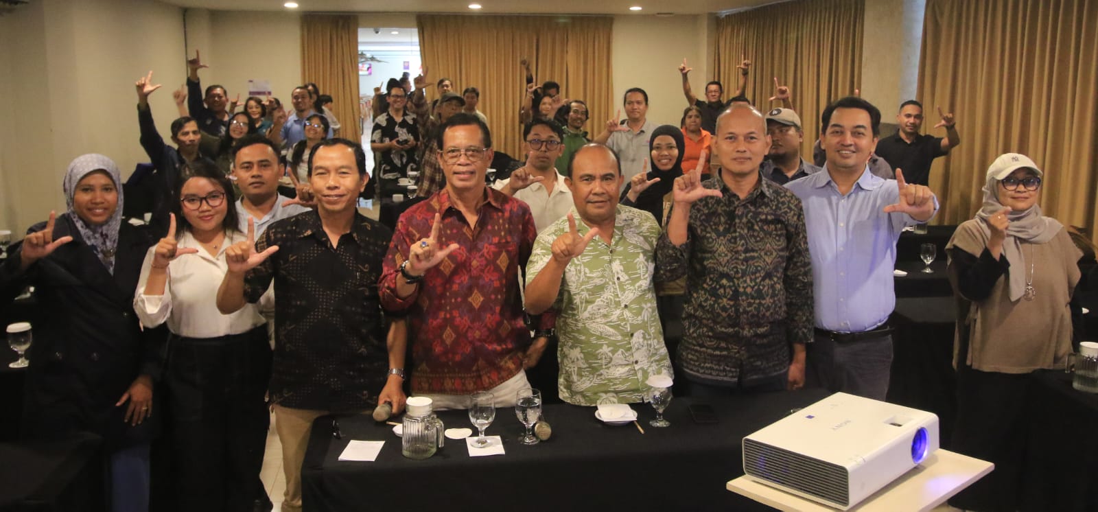 DENPASAR, BALINEWS.ID – Radar Bali menggelar pelatihan peningkatan kapasitas jurnalistik bertajuk “Pemanfaatan Akal Imitasi (AI) untuk Cek Fakta Menjaga Keperc…