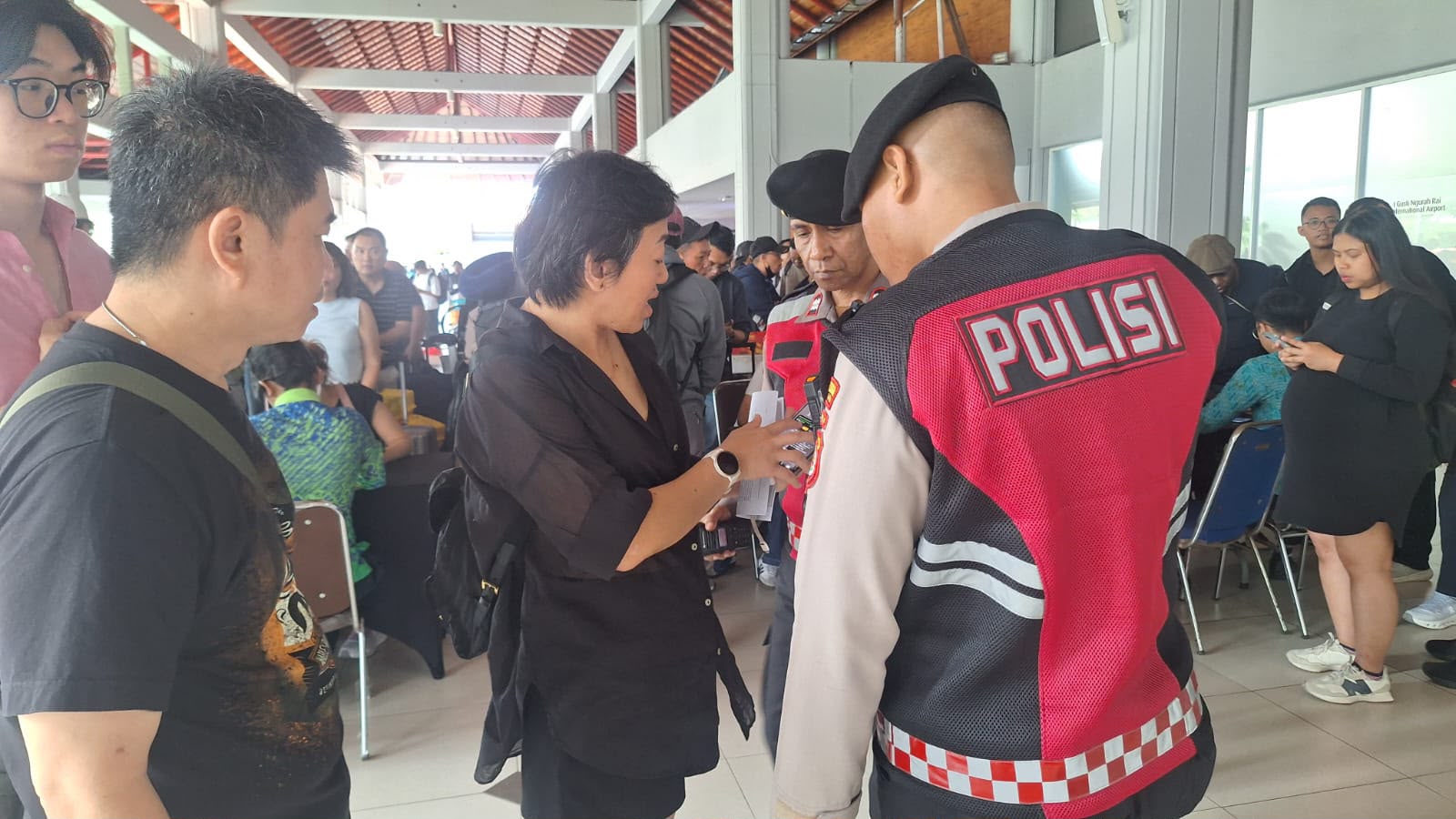 BADUNG, BALINEWS.ID – Polres Kawasan Bandara I Gusti Ngurah Rai memperketat pengamanan di Terminal Domestik menyusul pembatalan 17 penerbangan rute Denpasar (D…