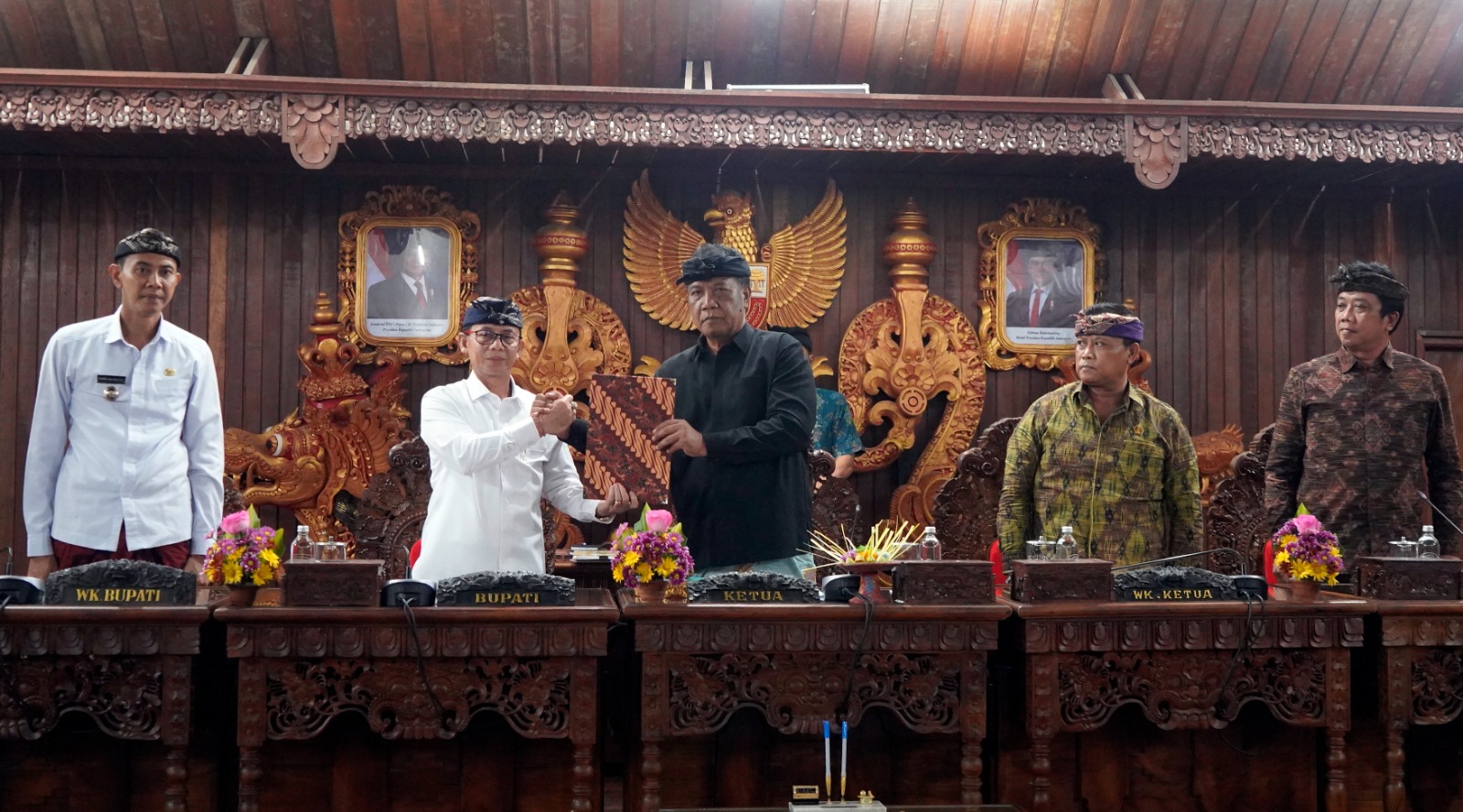 KLUNGKUNG, BALINEWS.ID – Ketua DPRD Kabupaten Klungkung Anak Agung Gde Anom memimpin Rapat Paripurna II Masa Persidangan I Tahun Sidang 2026 dengan agenda pene…