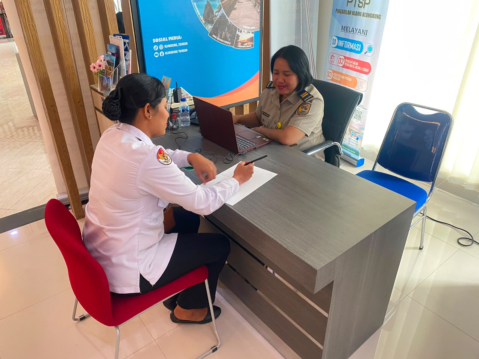 KLUNGKUNG, BALINEWS.ID – Kantor Pertanahan Kabupaten Klungkung terus berupaya mendekatkan pelayanan kepada masyarakat. Salah satunya dengan kembali menghadirka…