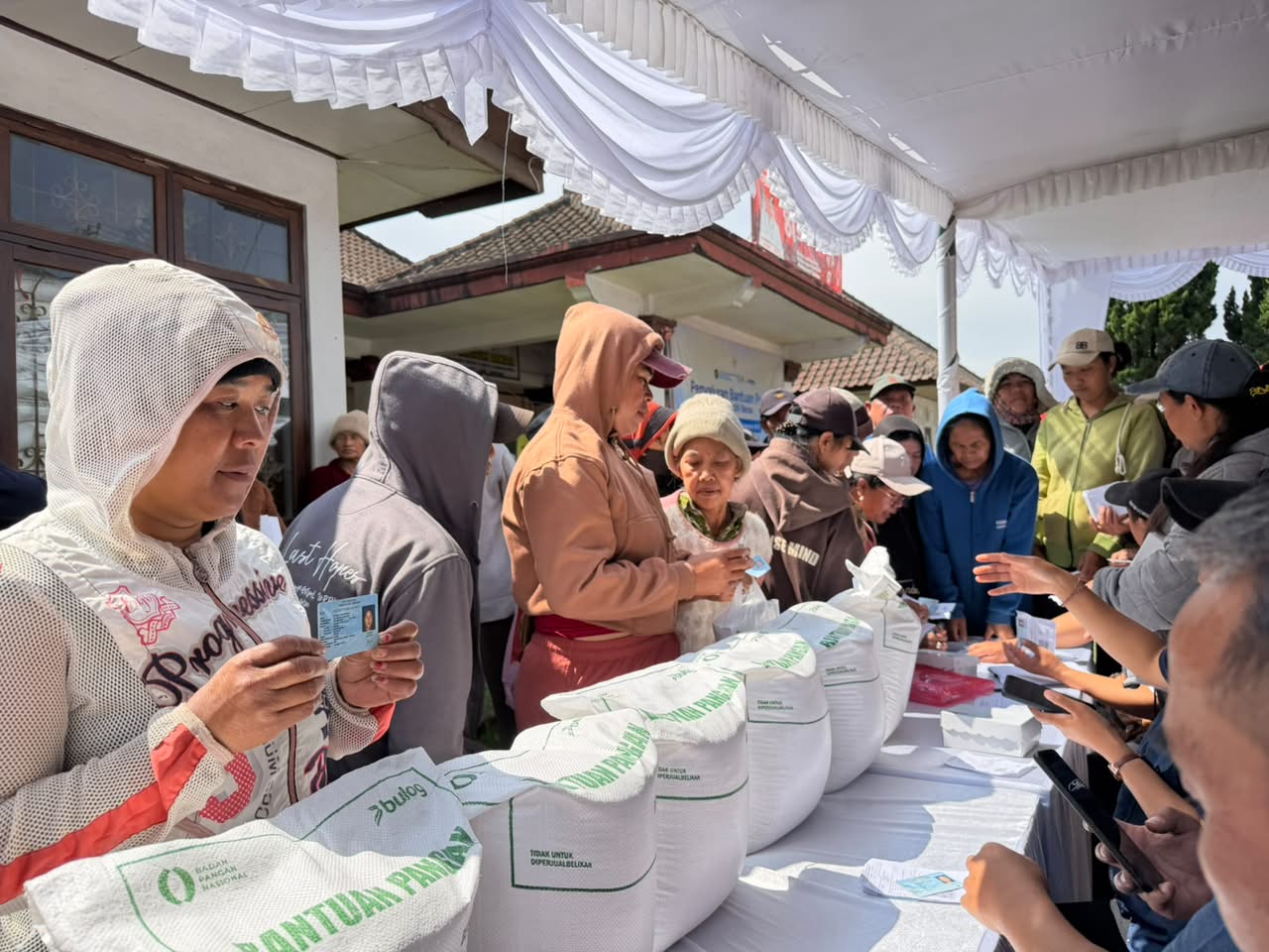 BULOG Bali Bergerak Cepat, Bantuan Beras untuk Ribuan Keluarga Tabanan Terus Disalurkan