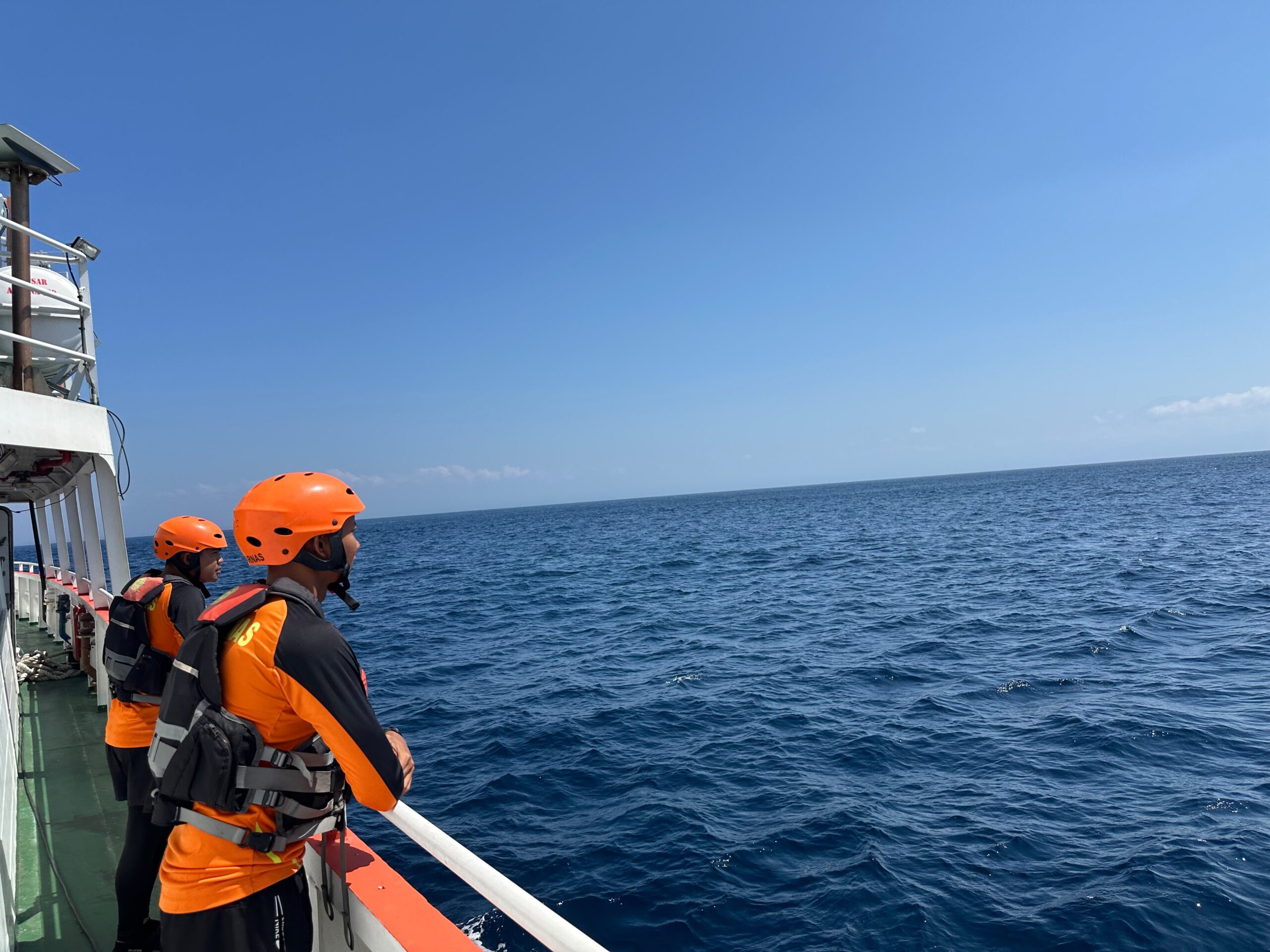KLUNGKUNG, BALINEWS.ID - Tim SAR gabungan melaksanakan pencarian hari ke dua terhadap satu orang yang dilaporkan hilang setelah speed boatnya mengalami mati me…
