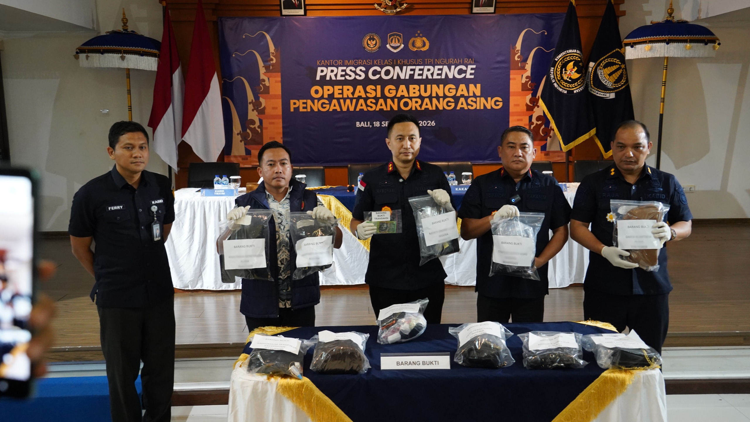 BADUNG, BALINEWS.ID — Kantor Imigrasi Kelas I Khusus TPI Ngurah Rai bersama Kantor Wilayah Direktorat Jenderal Imigrasi Bali dan Polda Bali mengamankan 13 warg…