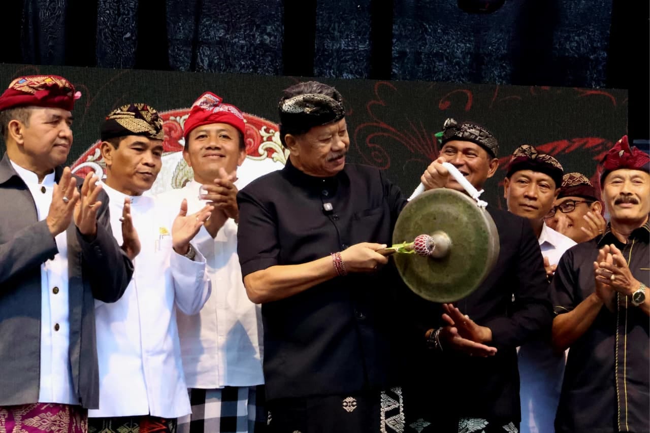 TABANAN, BALINEWS.ID - Semangat pelestarian budaya dan pengembangan potensi daerah kembali digaungkan Pemerintah Kabupaten Tabanan melalui gelaran Baturiti Fes…