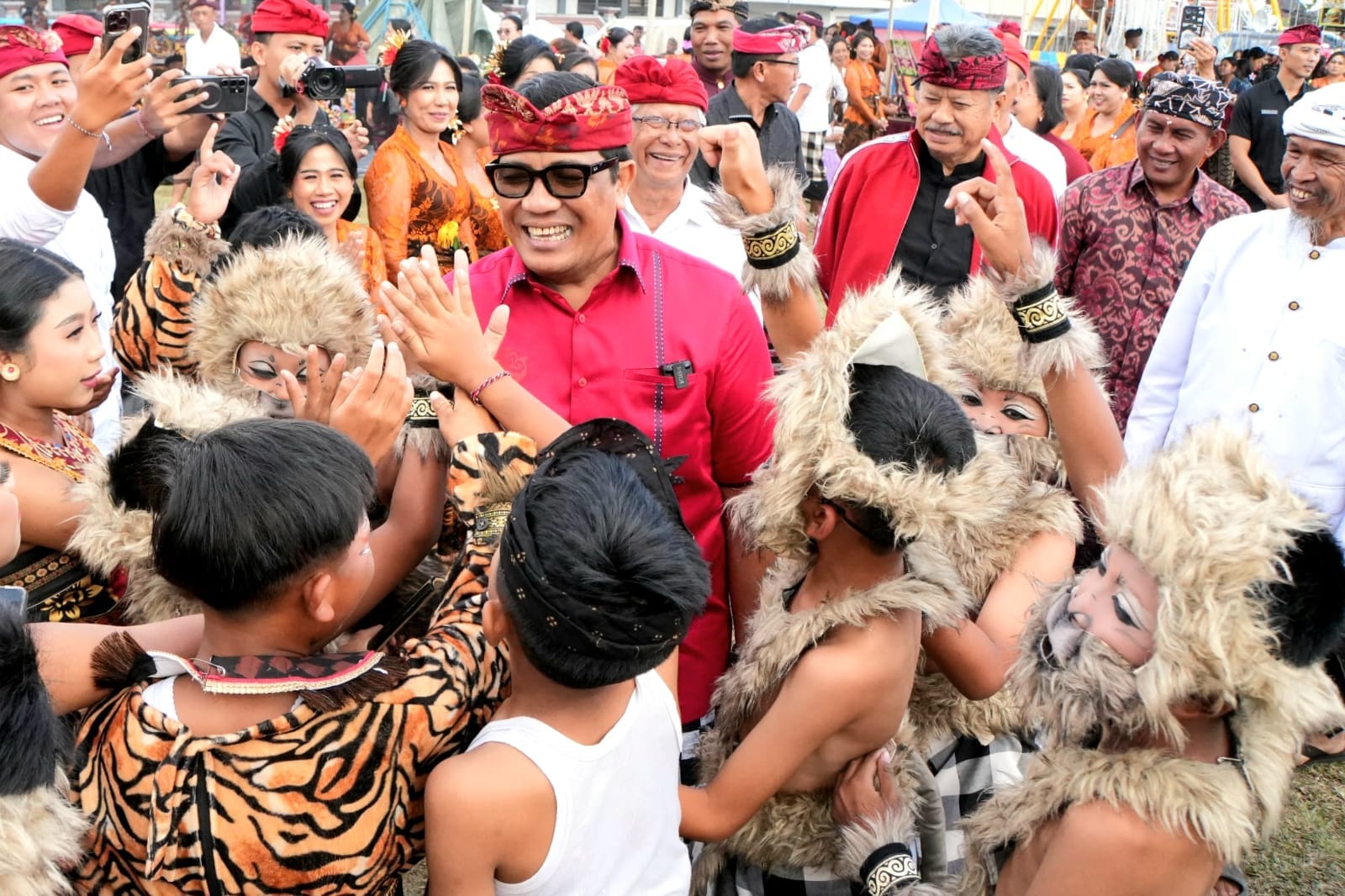 TABANAN, BALINEWS.ID - Nuansa seni dan budaya begitu terasa di Lapangan Umum Desa Padangan, Kecamatan Pupuan, Tabanan, Minggu (20/9), saat masyarakat Desa Pada…