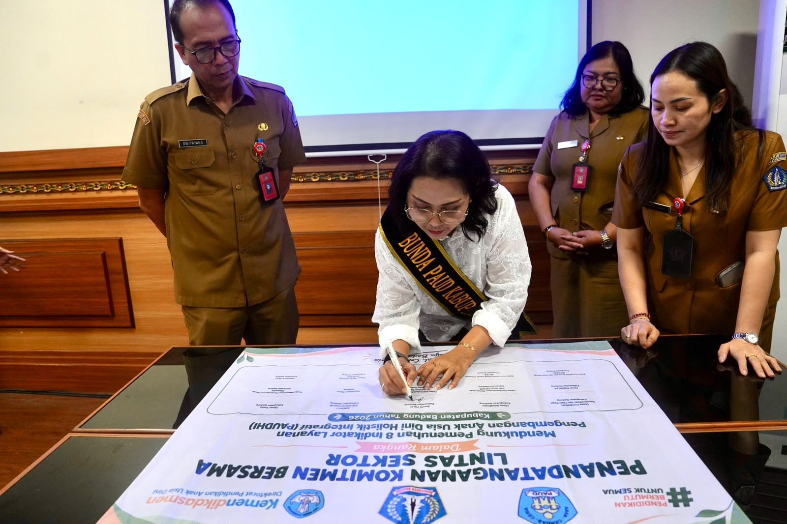BADUNG,BALINEWS.ID - Bunda PAUD Kabupaten Badung, Nyonya Rasniathi Adi Arnawa, resmi membuka Bimbingan Teknis (Bimtek) Peningkatan Kapasitas Pemenuhan 8 Indika…