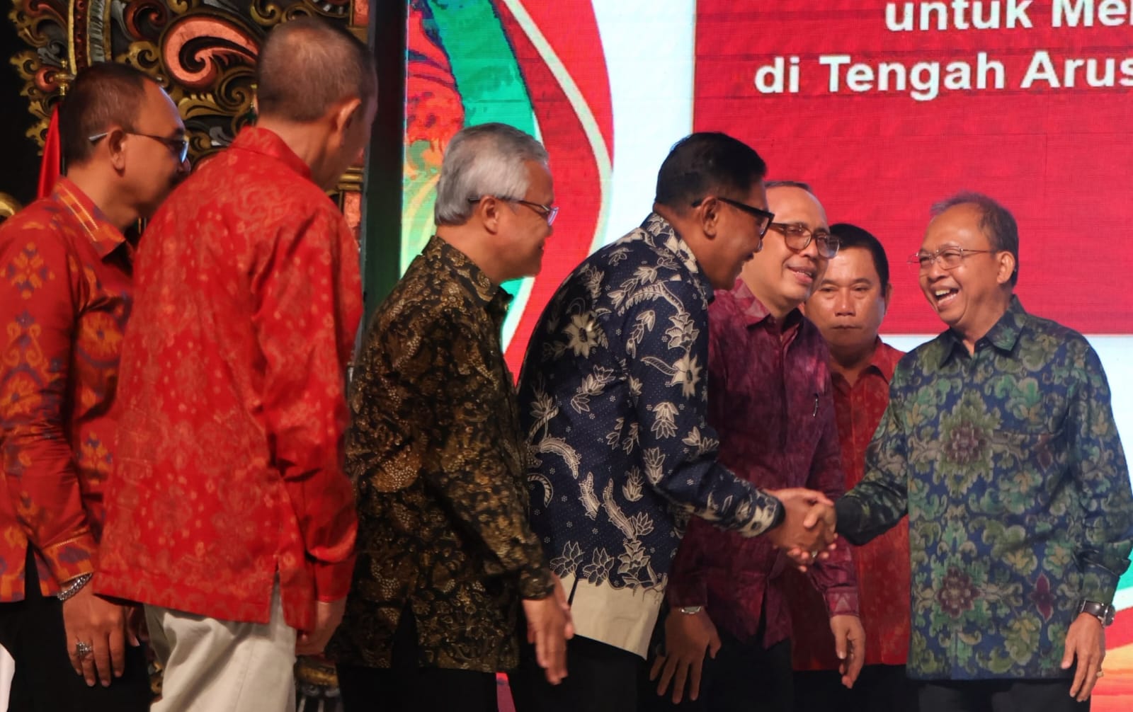 DENPASAR, BALINEWS.ID - Derasnya arus investasi dan perkembangan pariwisata kembali menjadi sorotan dalam upaya menjaga keberadaan lahan pertanian di Bali. Gub…