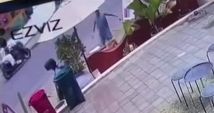 BADUNG, BALINEWS.ID - Sebuah video memperlihatkan aksi pengerusakan papan kaca di depan Gabet’s Pub-Restaurant & Karaoke, Jalan Labuansait, Pecatu, Kecamatan K…
