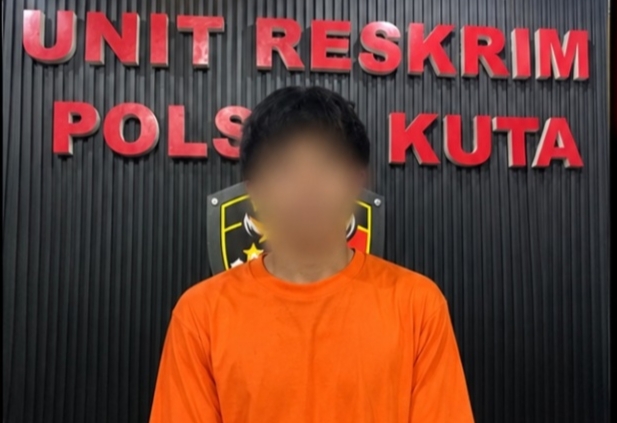 BADUNG, BALINEWS ID -Aksi penjambretan kalung emas terhadap seorang wisatawan asal Rusia di kawasan Kuta, Badung, Bali, akhirnya terungkap. Seorang remaja beri…