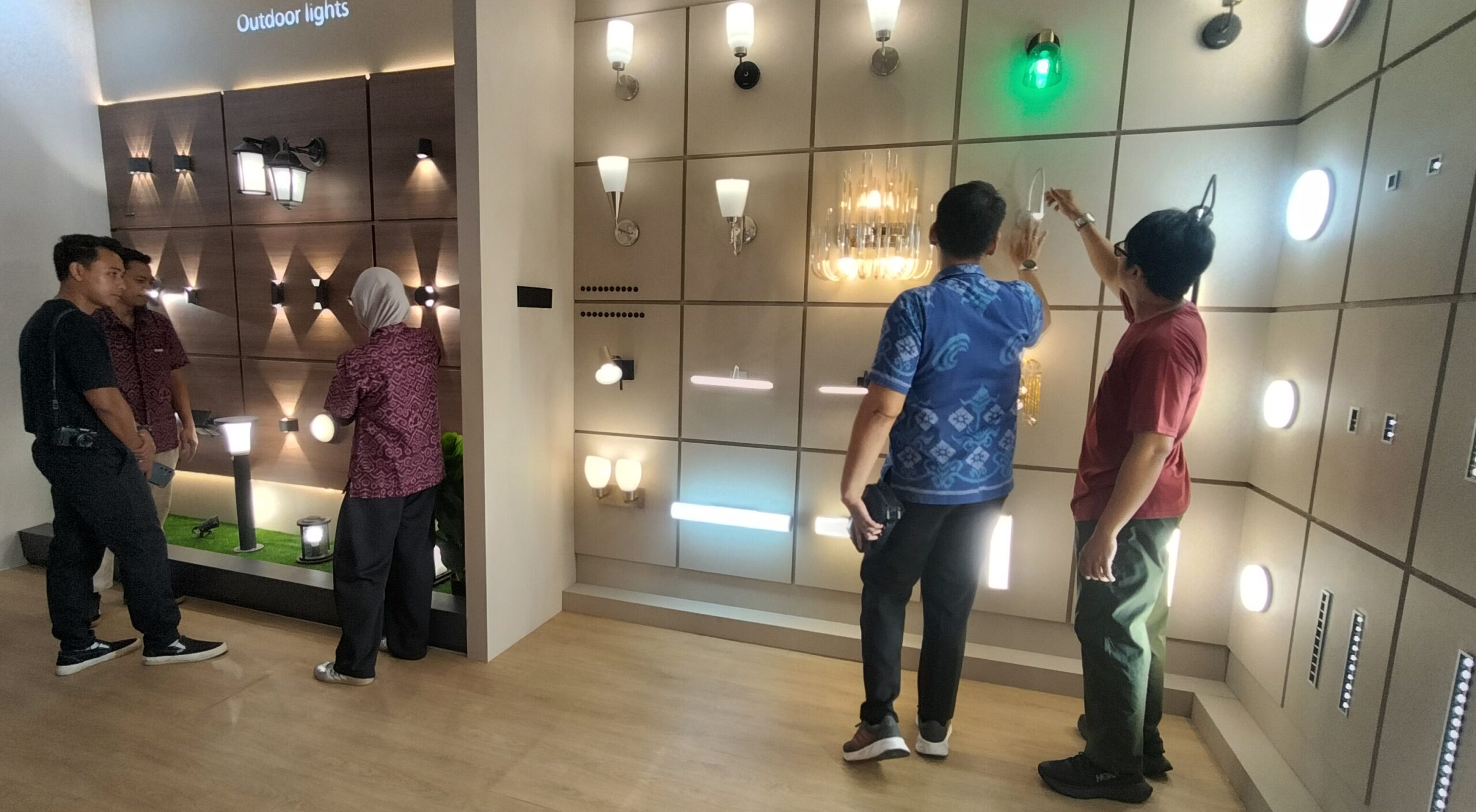 DENPASAR, BALINEWS.ID - Seiring berkembangnya gaya hidup, pencahayaan kini menjadi bagian penting dalam membentuk kenyamanan, fungsi, dan karakter sebuah ruang…